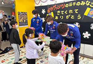 産業医科大学病院 小児科病棟 トップチーム選手が訪問しました